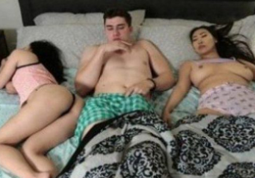 Ngủ chung giường được địt cả hai chị em cực phê