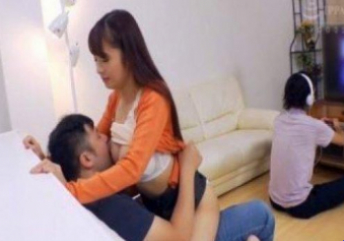 Chồng nghiện game, cô vợ phải cùng bạn thân lén lút